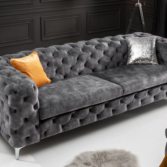 Kanapé MODERN BAROCK chesterfield stílusú 235 cm 3 személyes bársony sötétszürke