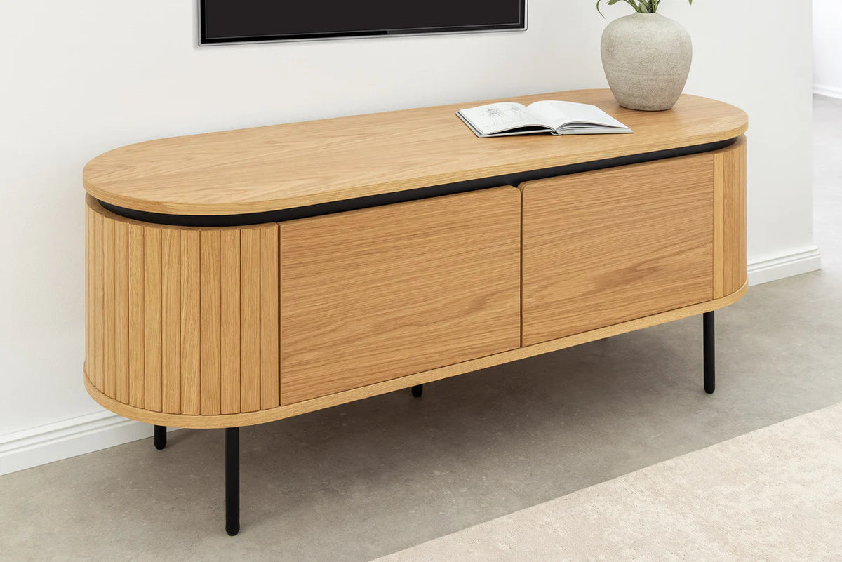 TV-szekrény ATELIER 120 cm természetes tölgyfa hatású fekete lábakkal